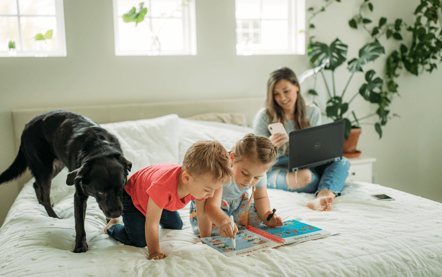 Familia conectada y mascota