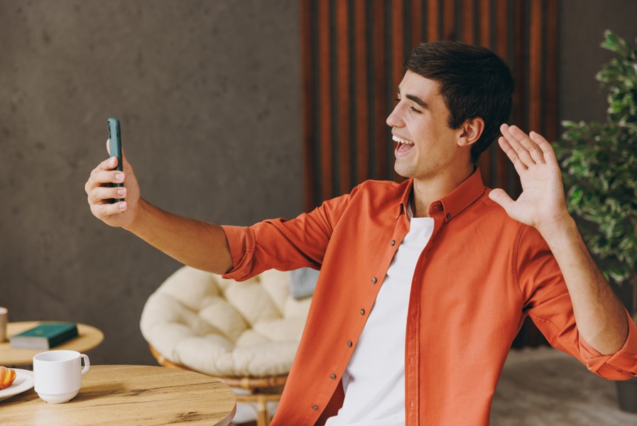 Un joven puede hacer una videollamada desde el pueblo gracias a la conexión satelital de Serenae