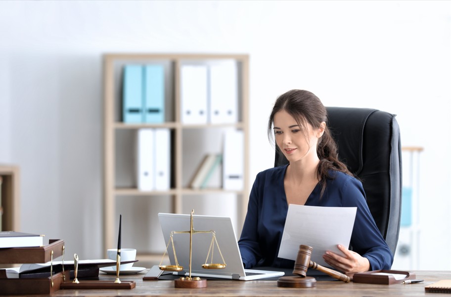 Abogada ofreciendo asesoría legal online a través de videollamada desde su despacho