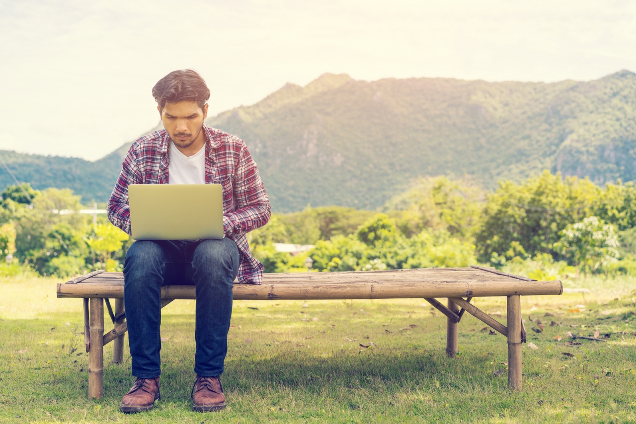 Hombre con portatil en zona rural
