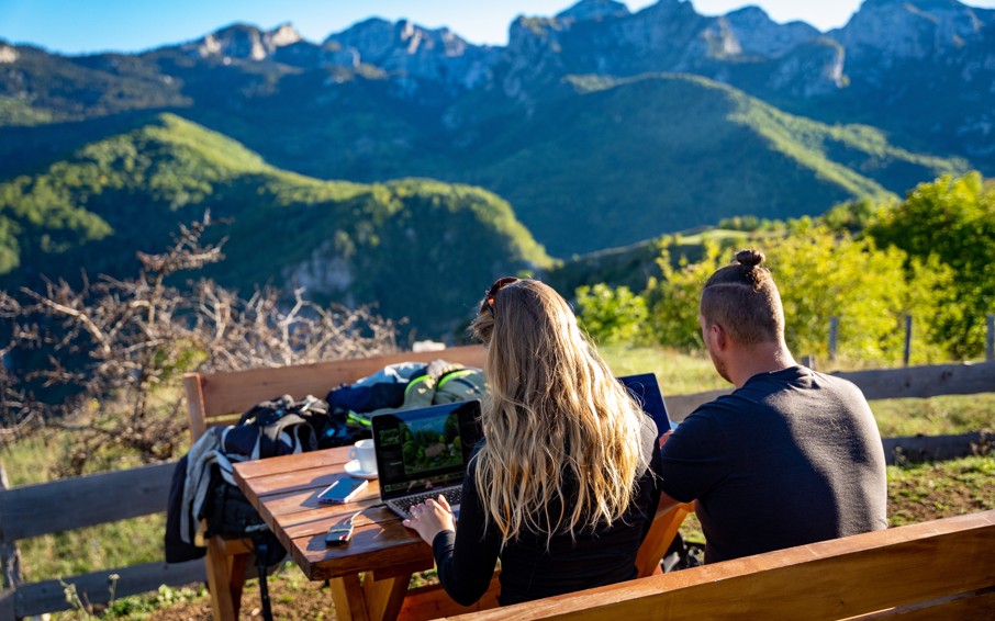 Nómada digital trabajando en remoto desde casa rural con internet satelital